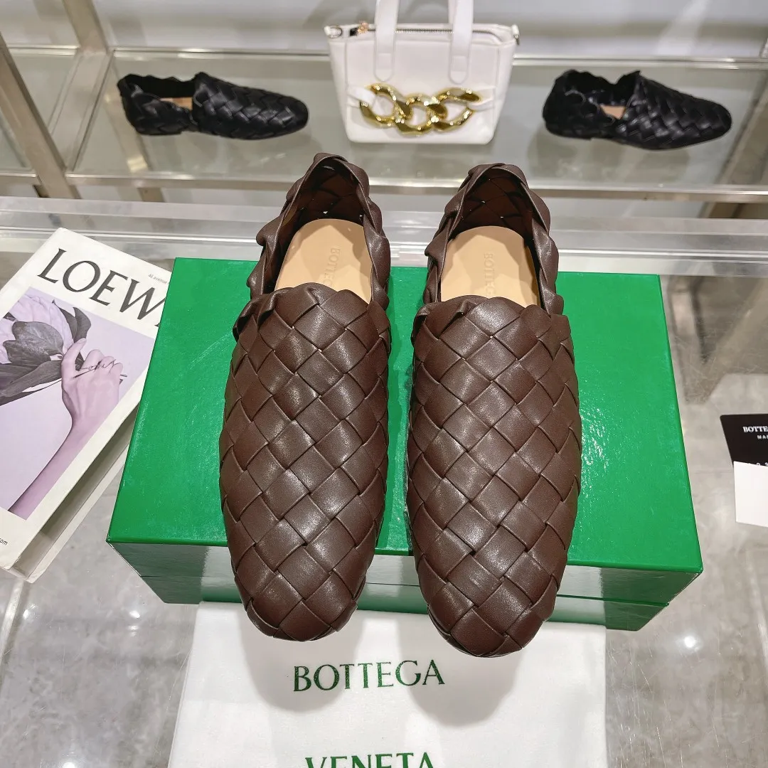[BV] Top P: 760💰Size for couples: 35-44 (Female, 40, 41, Male 38, 45, custom-made, non-returnable) (Bottega Veneta) Genuine leather outsole, classic woven beanie shoes, two-wear heel set Blessed are the little feet👣👣Comfortable casual shoes that can be worn all year round, made of imported first-layer sheepskin➕fine-quality sheepskin leather, imported sheepskin lining, luxury genuine leather outsole [rose][rose], Bottega Veneta is an Italian luxury brand. Made using traditional Italian leather craftsmanship.